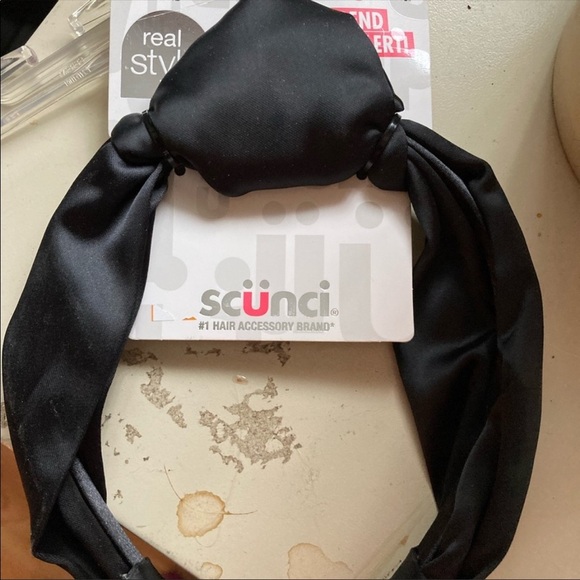 🏀🔥NWT Scunci - Black Satin Top Knot Headband - Picture 1 of 3